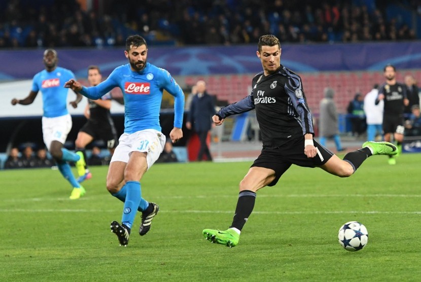 Cristiano Ronaldo (kanan)