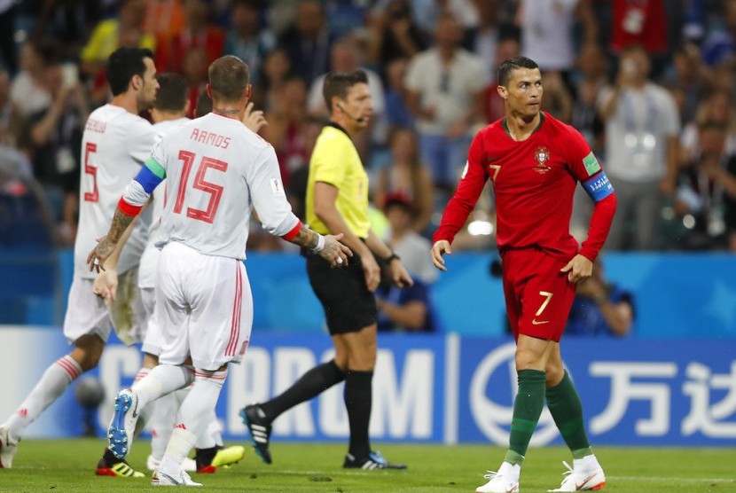 Cristiano Ronaldo (kanan) dan Sergio Ramos (kedua kiri) dalam pertandingan Portugal vs Spanyol di Piala Dunia 2018, Sabtu (16/6) dini hari WIB>