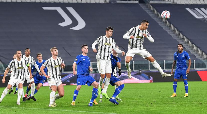 Cristiano Ronaldo (Kanan) mencetak gol ke-750 pada laga Juventus melawan Dinamo Kyiv.