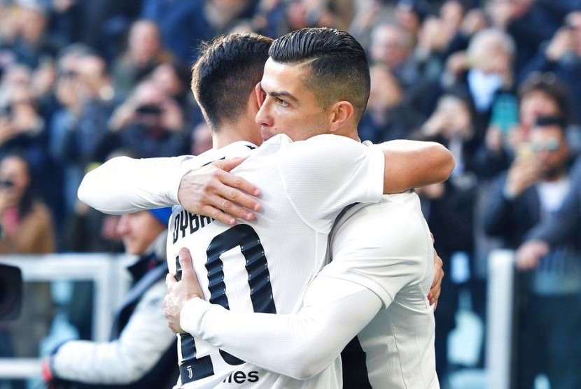 Cristiano Ronaldo (kanan) merayakan gol Juventus bersama Paulo Dybala pada laga Serie A lawan Sampdoria, Sabtu (29/12).