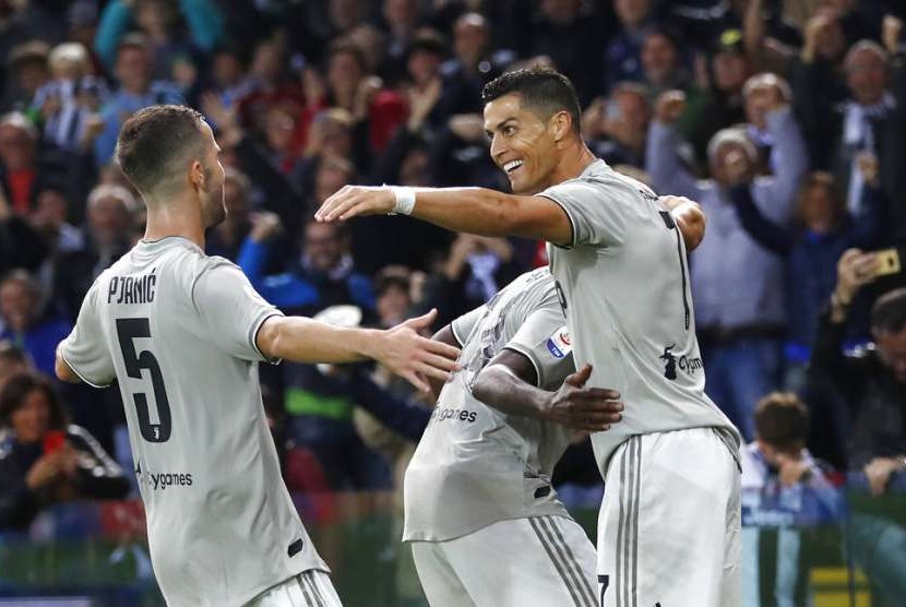 Cristiano Ronaldo (kanan) merayakan golnya ke gawang Udinese bersama para pemain Juventus.