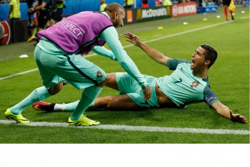 Cristiano Ronaldo (kanan) merayakan golnya ke gawang Wales bersama Ricardo Quaresma.
