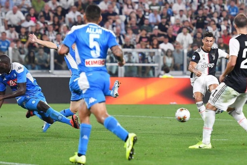Cristiano Ronaldo (kedua kiri) mencetak gol ke gawang Napoli.