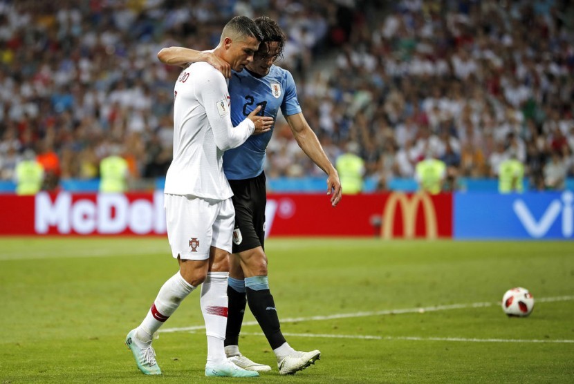 Cristiano Ronaldo (kiri) dan Edinson Cavani.