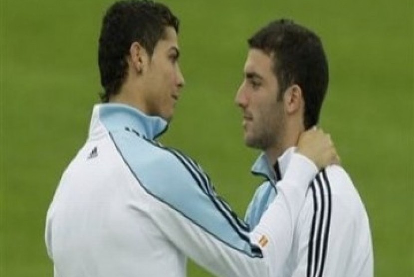 Cristiano Ronaldo (kiri) dan Gonzalo Higuain