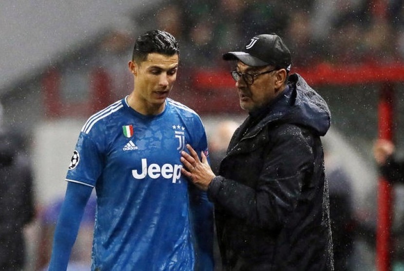 Cristiano Ronaldo (kiri) dan pelatih Juventus Maurizio Sarri.