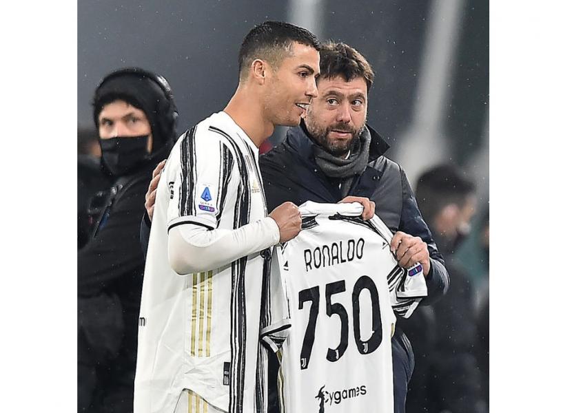 Cristiano Ronaldo (kiri) mendapatkan kaus khusus dengan nomor punggung 750 dari Presiden Juventus Andrea Agnelli.