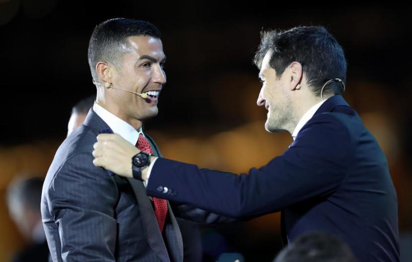 Cristiano Ronaldo (kiri) menerima penghargaan Pemain Terbaik Abad 21 dalam acara Globe Soccer Awards di Dubai, Ahad (27/12).