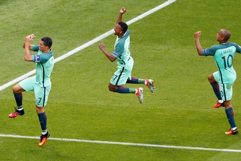 Cristiano Ronaldo (kiri) merayakan golnya bersama Nani (tengah) dan Joao Mario.