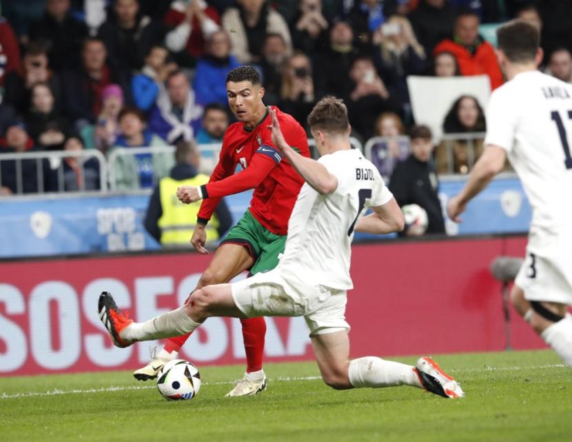 Cristiano Ronaldo (kiri) saat membela Portugal dalam laga persahabatan melawan Slovenia, Rabu (27/3/2024) dini hari WIB. 
