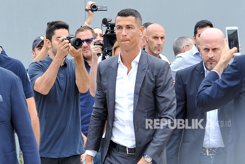 Cristiano Ronaldo (kiri)  tiba di Juventus J Medical di Turin, Italia, Senin (16/7).