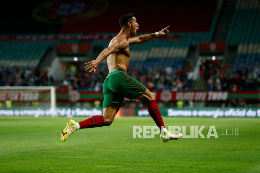  Cristiano Ronaldo melakukan selebrasi setelah mencetak gol  pada pertandingan sepak bola kualifikasi grup A Piala Dunia FIFA Qatar 2022 antara Portugal dan Irlandia yang diadakan di stadion Algarve di Faro, Portugal,  Kamis (2/9) WIB.