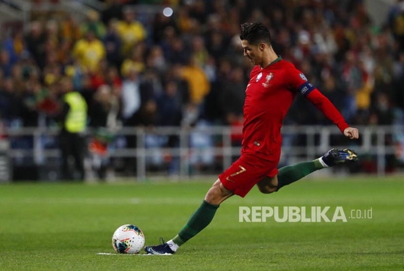 Cristiano Ronaldo melakukan tendangan bebas pada laga kualifikasi Euro 2020 group B antara Portugal dan Lithuania do  Algarve stadium, Portugal, Jumat (15/11) dini hari.