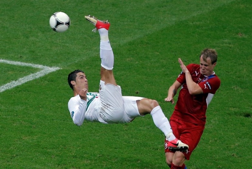  Cristiano Ronaldo melepaskan tendangan salto dalam usahanya menjebol gawang Republik Cheska dalam babak perempat final Piala Eropa 2012, Jumat (22/6) WIB dinihari. 