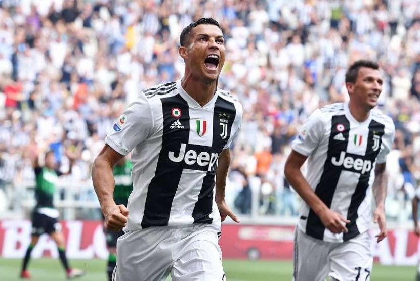 Cristiano Ronaldo meluapkan kegembiraan usai mencetak gol pertamanya bagi Juventus di Serie A di pertandingan menghadapi US Sassuolo di Allianz Stadium di Turin, Italia, 16 September 2018