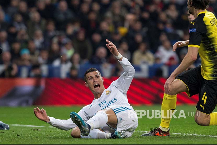 Cristiano Ronaldo memprotes putusan wasit pada pertandingan Real Madrid melawan Borussia Dortmund di Stadion Santiago Bernabeu, Kamis (7/11) dini hari.