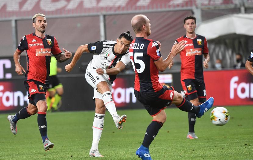 Cristiano Ronaldo mencetak gol kedua Juventus ketika bertandang ke markas Genoa di Stadion Luigi Ferraris, Rabu (1/7) dini hari WIB.