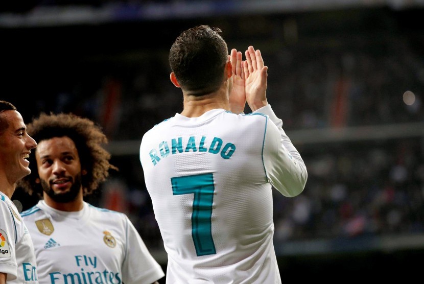 Cristiano Ronaldo menengadahkan tangan usai mencetak gol ke gawang Malaga, Sabtu (25/11) malam WIB.