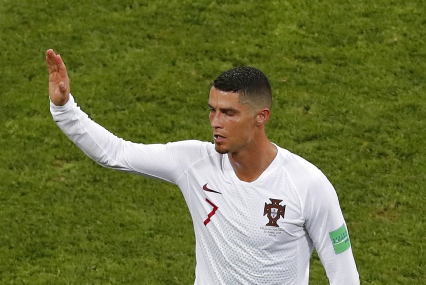 Cristiano Ronaldo meninggalkan lapangan setelah timnya tersingkir selama babak 16 pertandingan antara Uruguay dan Portugal di Piala Dunia 2018 di Stadion Fisht di Sochi, Rusia, Sabtu, 30 Juni 2018. 
