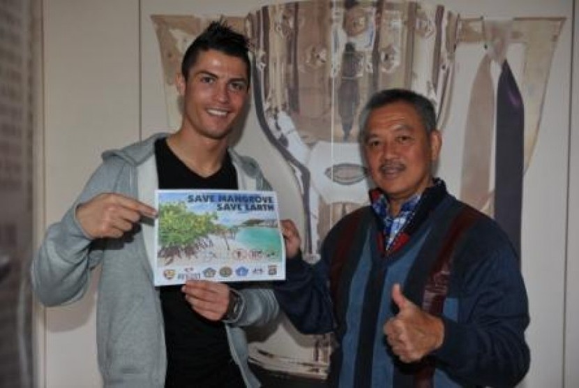 Cristiano Ronaldo menjadi Duta Peduli Mangrove di Indonesia. 