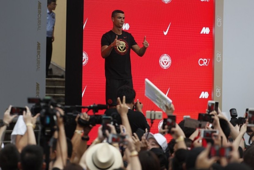 Cristiano Ronaldo menyapa penggemarnya di Beijing.