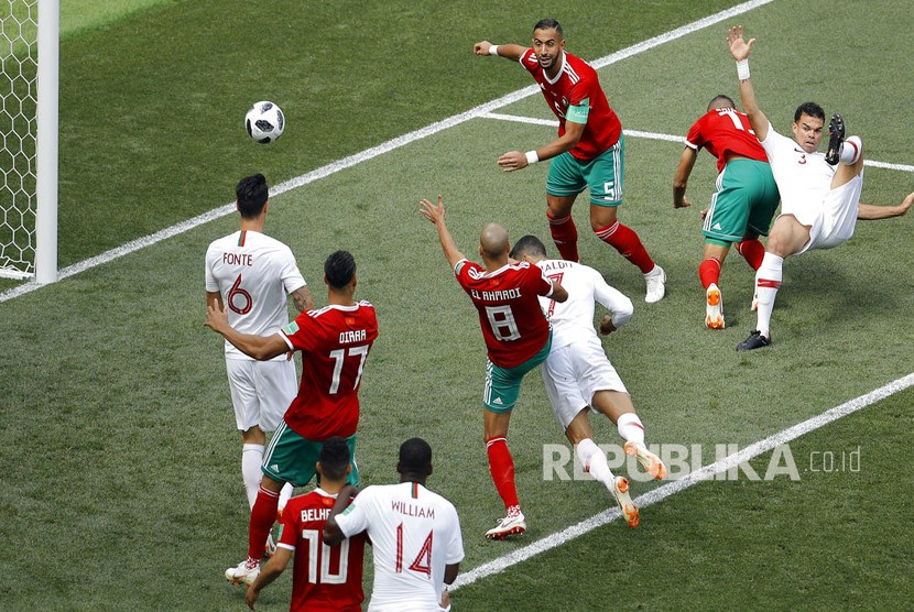Cristiano Ronaldo menyundul bola untuk mencetak gol pembuka pada  pertandingan grup B Piala Dunia 2018 antara Portugal dan Maroko  di Stadion Luzhniki di Moskow, Rusia, Rabu (20/6).