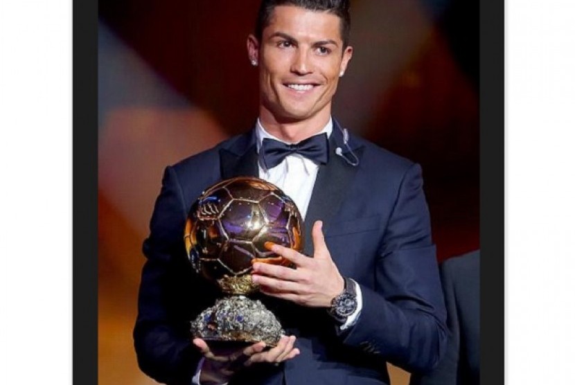 Cristiano Ronaldo meraih penghargaan FIFA Ballon d'Or 2014. Ronaldo mengalahkan penyerang Barcelona Lionel Messi, dan penjaga gawang Bayer Muenchen, Manuel Neuer.