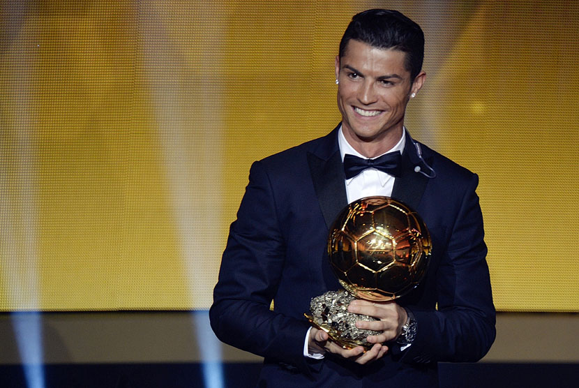   Cristiano Ronaldo meraih penghargaan FIFA Ballon d'Or 2014. 