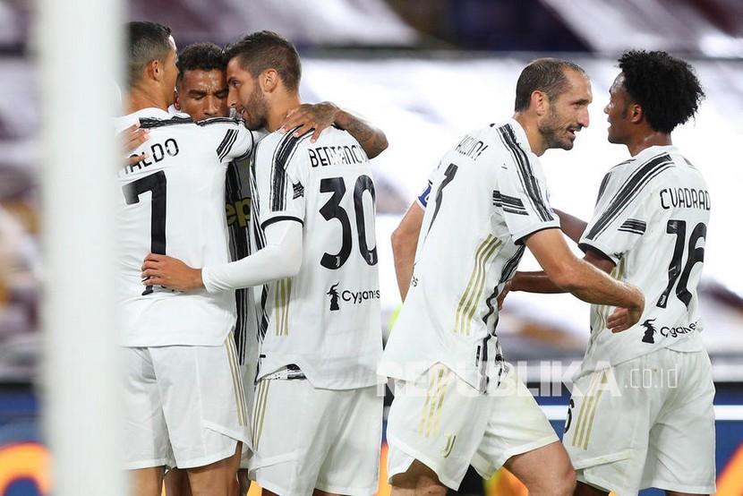 Cristiano Ronaldo  merayakan dengan rekan satu tim setelah mencetak gol penyeimbang 2-2 pada pertandingan sepak bola Serie A Italia antara AS Roma dan Juventus FC di Olimpico Stadium di Roma, Italia, Senin (28/9) dini hari WIB.
