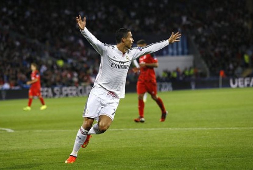 Cristiano Ronaldo merayakan gol.