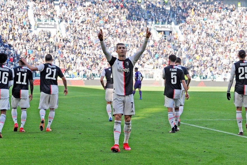 Cristiano Ronaldo dan para pemain Juventus merayakan gol.