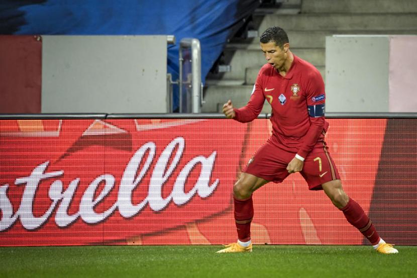 Cristiano Ronaldo merayakan golnya untuk Portugal saat menjebol gawang Swedia di UEFA Nations League.