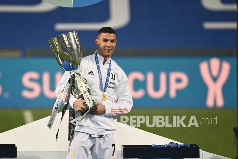  Cristiano Ronaldo merayakan pertandingan final Piala Super Italia antara Juventus dan Napoli di stadion Mapei di Reggio Emilia, Italia, Kamis (21/1) dini hari WIB.  