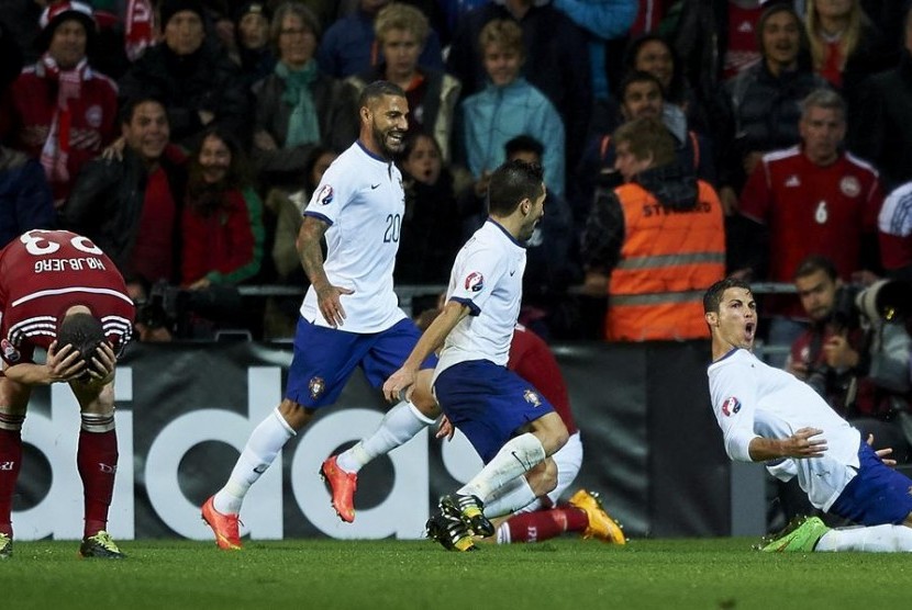 Cristiano Ronaldo merayan golnya ke gawang Denmark.