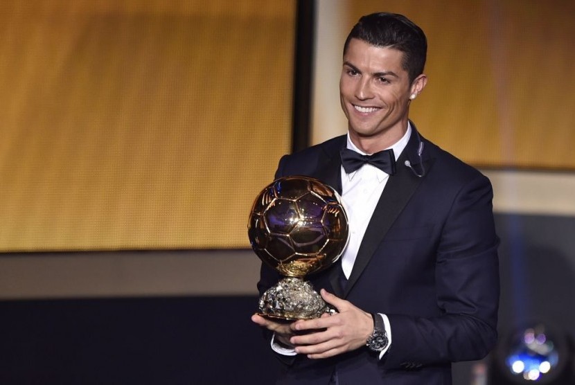 Cristiano Ronaldo merebut trofi FIFA Ballon d'Or 2014
