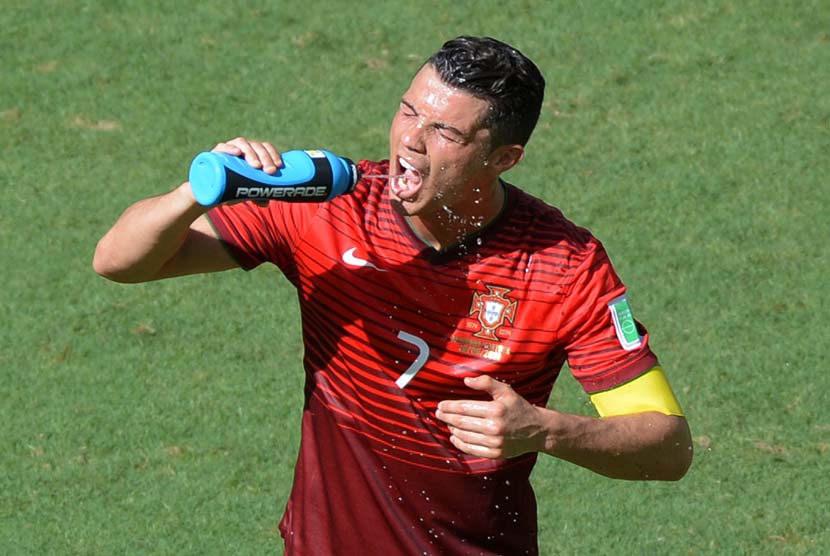 Cristiano Ronaldo Minum dipertandingan antara Jerman dan Portugal di Arena Fonte Nova di Salvador, Brasil, Senin (16/6).   (EPA / Thomas Eisenhuth).