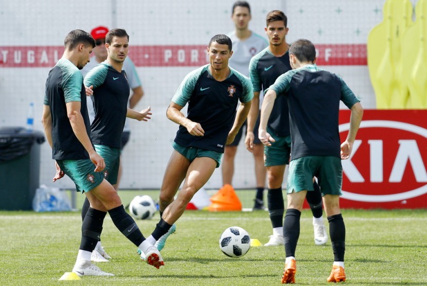 Cristiano Ronaldo, Portugal, menghadiri sesi pelatihan di Piala Dunia Sepak Bola 2018 di Kratovo, pinggiran Moskow, Rusia, Jumat, 29 Juni 2018. 