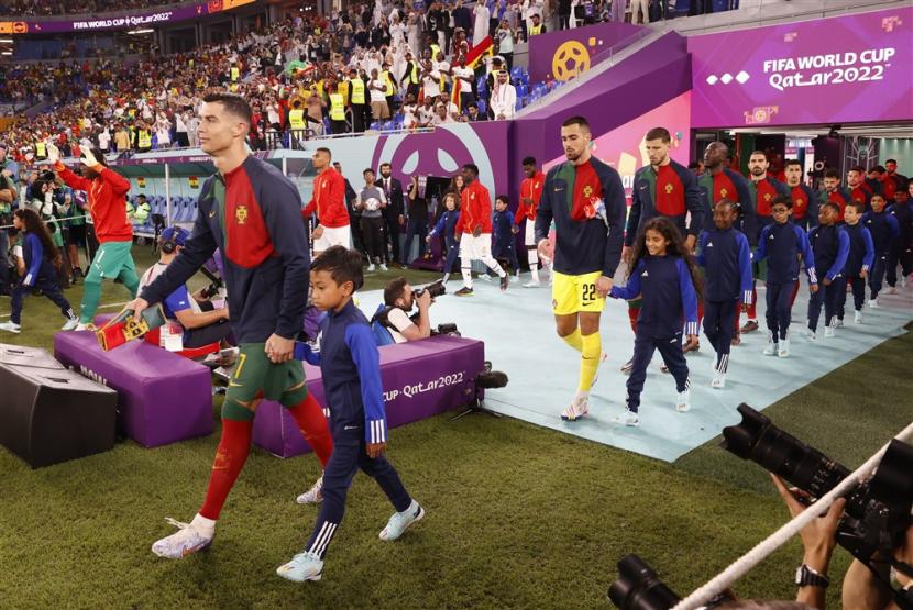 Cristiano Ronaldo pemain asal Portugal menggandeng player escort seorang bocah asal Indonesia.