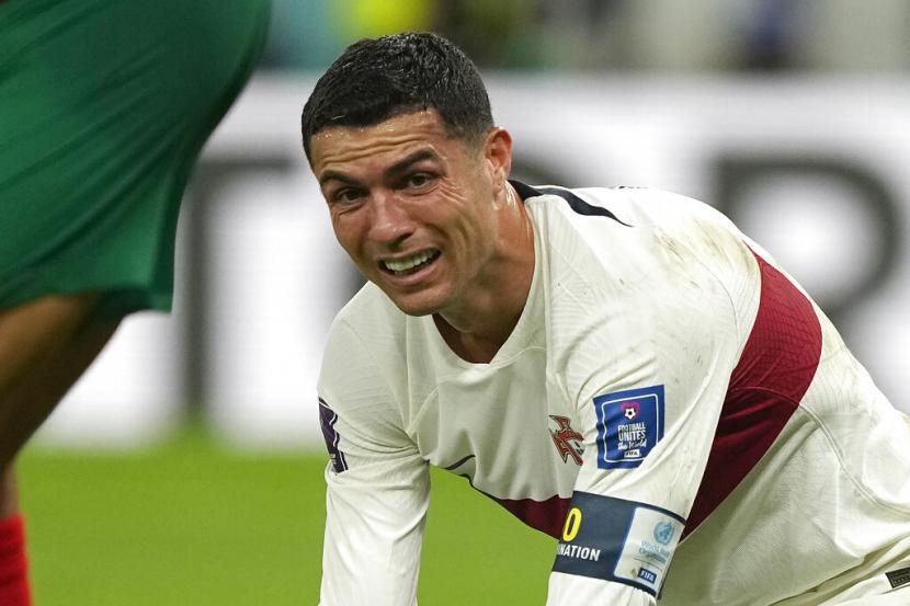  Cristiano Ronaldo Portugal bereaksi setelah kehilangan kesempatan untuk mencetak gol selama pertandingan sepak bola perempat final Piala Dunia antara Maroko dan Portugal, di Stadion Al Thumama di Doha, Qatar,  Sabtu (10/12).