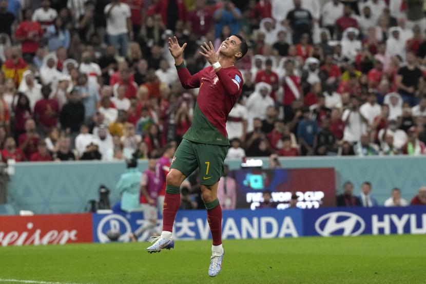 Cristiano Ronaldo dari Portugal bereaksi setelah kehilangan peluang mencetak gol selama pertandingan sepak bola babak 16 besar Piala Dunia 2022 antara Portugal dan Swiss, di Stadion Lusail di Lusail, Qatar, Selasa, 6 Desember 2022. 
