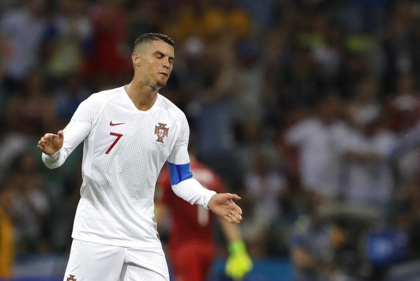 Cristiano Ronaldo Portugal bereaksi setelah timnya kemasukkan gol kedua selama babak 16 pertandingan antara Uruguay dan Portugal di Piala Dunia Sepak Bola 2018 di Stadion Fisht di Sochi, Rusia, Sabtu, 30 Juni 2018. 