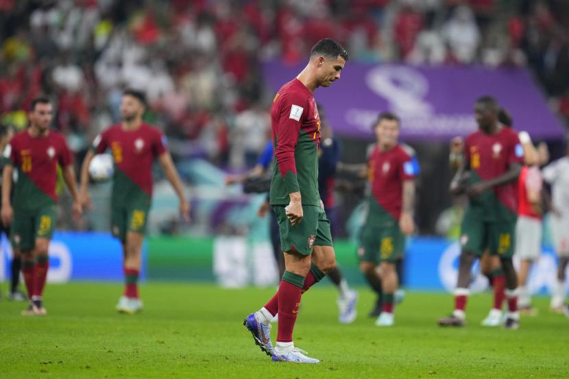 Bintang timnas Portugal Cristiano Ronaldo berjalan keluar lapangan setelah Portugal menang 6-1 pada pertandingan sepak bola babak 16 besar Piala Dunia 2022 antara Portugal dan Swiss, di Stadion Lusail di Lusail, Qatar, Selasa, 6 Desember 2022. 