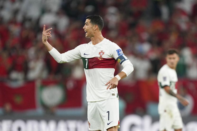  Cristiano Ronaldo Portugal memberi isyarat setelah memasuki lapangan selama pertandingan sepak bola perempat final Piala Dunia antara Maroko dan Portugal, di Stadion Al Thumama di Doha, Qatar, Sabtu (10/12). 