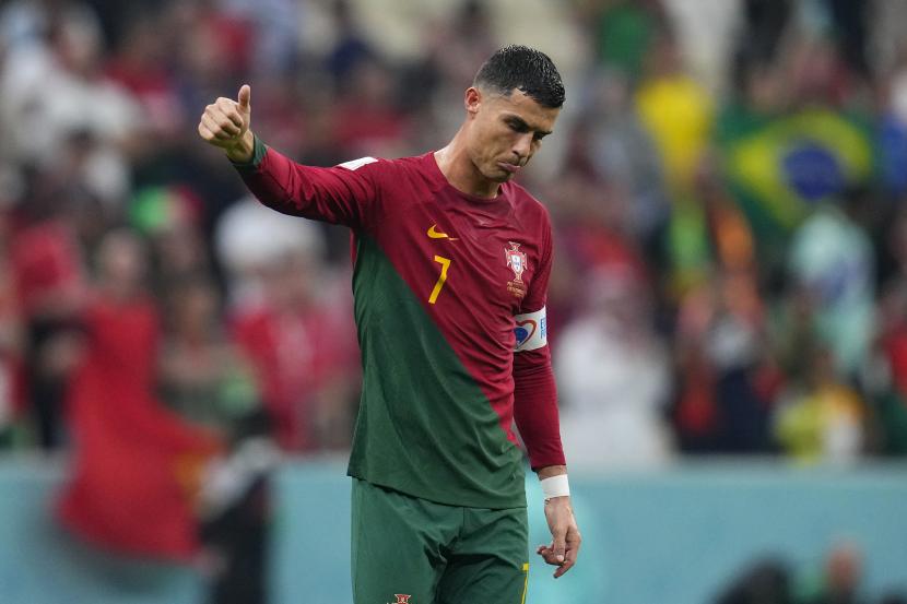 Cristiano Ronaldo memberikan acungan jempol setelah Portugal menang 6-1 pada pertandingan sepak bola babak 16 besar Piala Dunia 2022 antara Portugal dan Swiss, di Stadion Lusail di Lusail, Qatar, Selasa, 6 Desember 2022. 