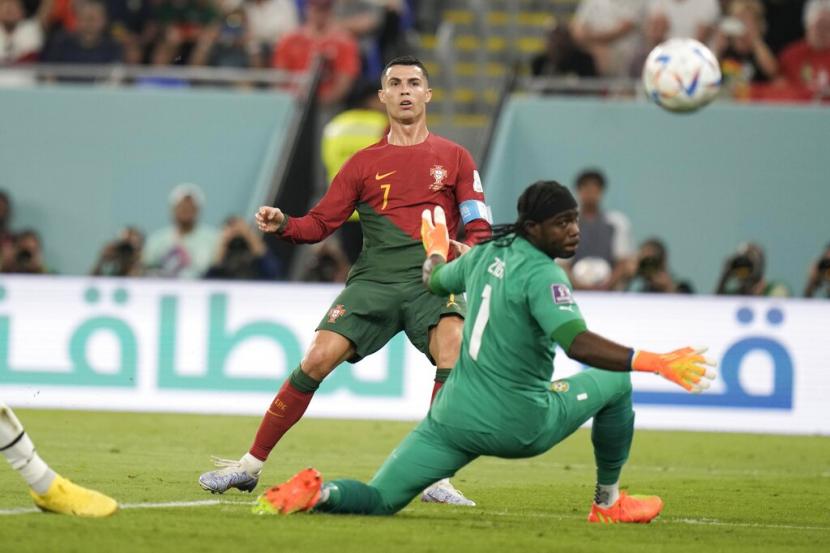  Kapten Portugal Cristiano Ronaldo mencetak gol, tapi offside saat pertandingan sepak bola grup H Piala Dunia antara Portugal dan Ghana, di Stadion 974 di Doha, Qatar, Kamis (24/11/2022).