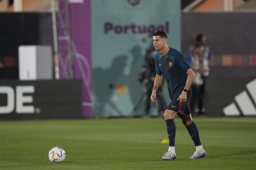 Cristiano Ronaldo mengontrol bola selama latihan resmi Portugal menjelang pertandingan sepak bola Piala Dunia grup H antara Portugal dan Ghana di tempat latihan Al Shahaniya SC di Al Shahaniya, Qatar, Kamis (24/11/2022).