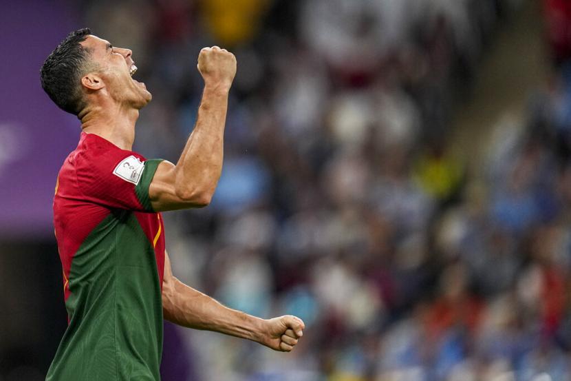 Cristiano Ronaldo Portugal merayakan setelah mencetak gol pembuka timnya selama pertandingan sepak bola Grup H Piala Dunia antara Portugal dan Uruguay, di Stadion Lusail di Lusail, Qatar,  Selasa (29/11/2022) dini hari WIB. Ronaldo dilaporkan mendapatkan tawaran menggiurkan dari klub-klub Arab Saudi. (ilustrasi)   