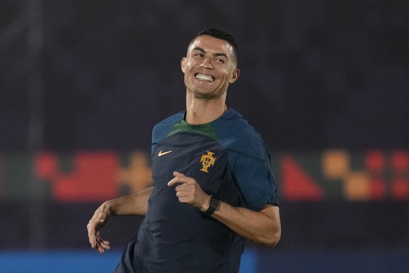Cristiano Ronaldo Portugal tersenyum saat melakukan pemanasan saat latihan resmi Portugal menjelang pertandingan sepak bola Piala Dunia grup H antara Portugal dan Ghana di tempat latihan Al Shahaniya SC di Al Shahaniya, Qatar, Rabu, 23 November 2022. 