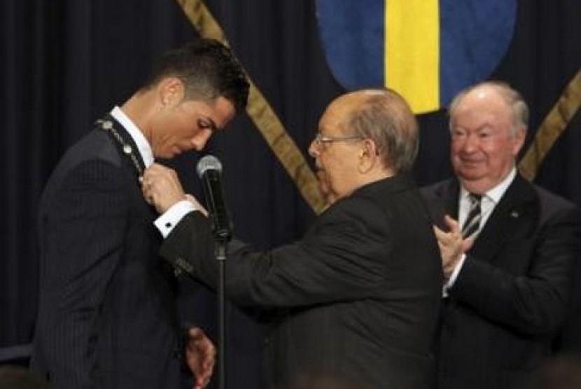 Cristiano Ronaldo saat menerima medali dari pemerintah Madeira, Ahad (21/12).