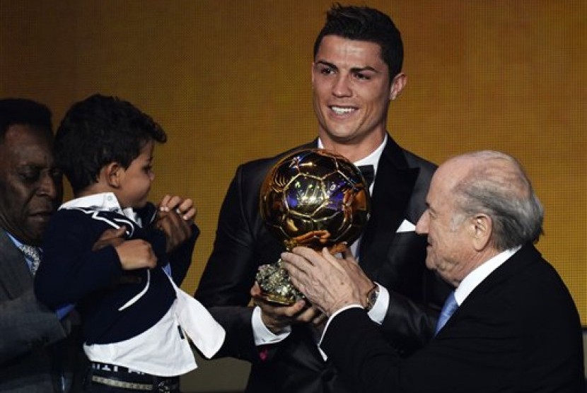 Cristiano Ronaldo saat menerima penghargaan Ballon d'Or dari Presiden FIFA Sepp Blatter.